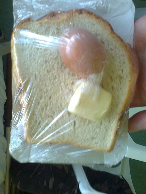 2 szelet kenyér, margarin és főtt tojás. Természetesen a héjában, higiénikusan a kenyérhez csomagolva, ahogy kell.