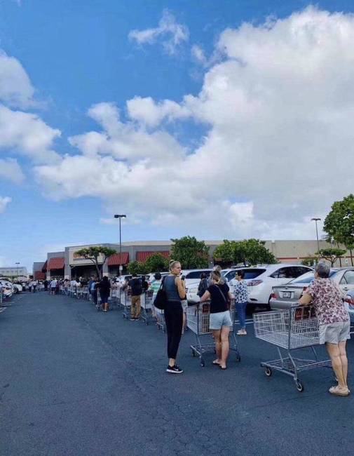 Így állnak sorban az emberek, hogy bemehessenek vásárolni az egyik Kaliforniában található Costco üzletbe.
