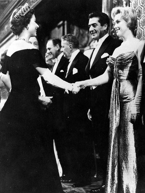 Marilyn Monroe és Erzsébet királynő ugyanabban az évben (1926) születtek. 30 évesek voltak, amikor 1956 októberében, Londonban találkoztak egy filmbemutatón.