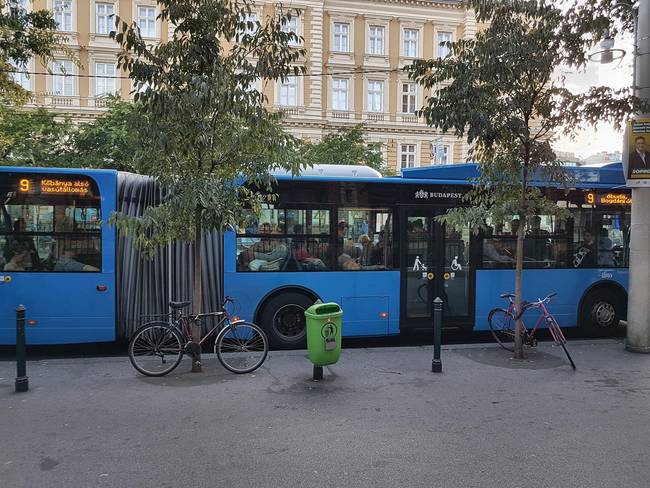 Amikor a busz eleje nem ugyanoda megy, mint a vége.