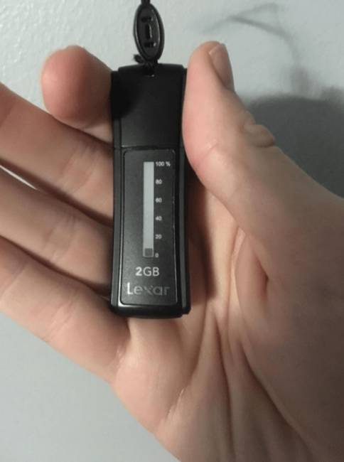 Egy pendrive, ami mutatja, hogy mennyi szabad hely van még rajta.