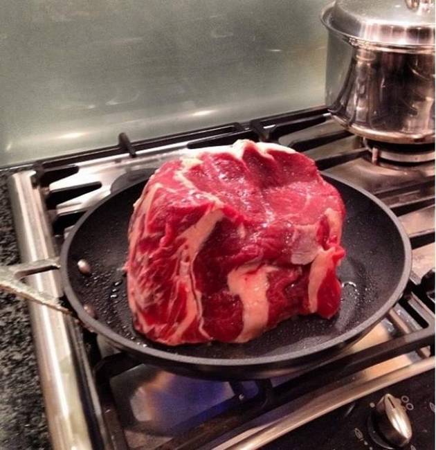 A férj és feleség kitalálták, hogy rendeznek egy kis versenyt házon belül, a ‘legjobb szakács’ címért. Az elkészítendő étel valamiféle steak volt, ám ahogy a kép is mutatja, a férj már a rajt pillanatában elvesztette a versenyt.
