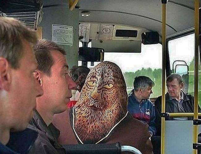 Ennek az idős néninek még hátul is van szeme.