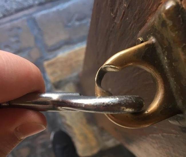 A sorban álló embereket elválasztó kordont tartó karabiner Disneylandben.