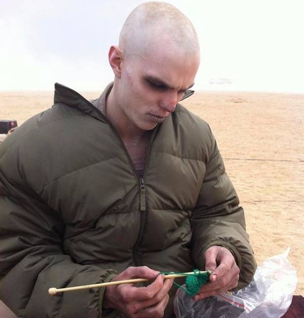 Nicholas Hoult kötögetéssel ütötte el az időt a Mad Max – A harag útja című film forgatásán.
