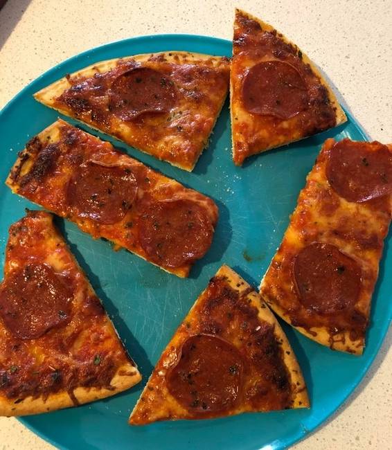 „A férjem úgy vágja a pizzát, hogy a szalámi darabok mindig érintetlenek maradjanak."