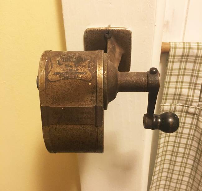 „Valószínűleg a világ legnagyobb ceruzahegyezője, de 1920-ban készítették és a mai napig tökéletes."