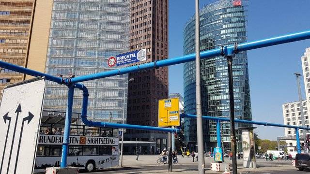 „Mik ezek a kék csövek Berlin utcáin?!"
