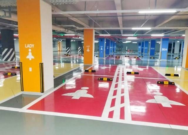Sok parkolóházban "biztonságos" parkolóhelyek vannak a nők számára. Ezek olyan parkolóhelyek, amik jól be vannak kamerázva, és közel találhatók az épület bejáratához, tehát minimalizálva van az esélye például annak, hogy a nőknek bajuk eshessen.