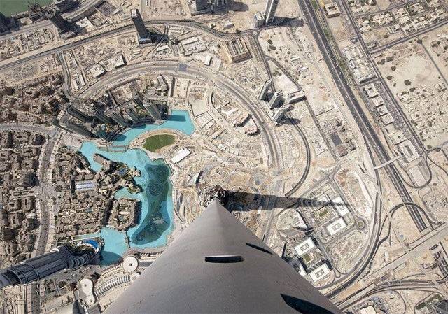 Kilátás a világ legmagasabb felhőkarcolójának, a dubaji Burj Khalifa-nak a tornyából.