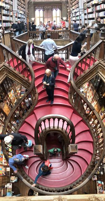 A Livraria Lello könyvesbolt lépcsője, Portoban.