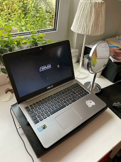 A laptop mellé állított sminktükör úgy összegyűjtötte az ablakon besütő napfényt, hogy lyukat égetett a képernyőbe.