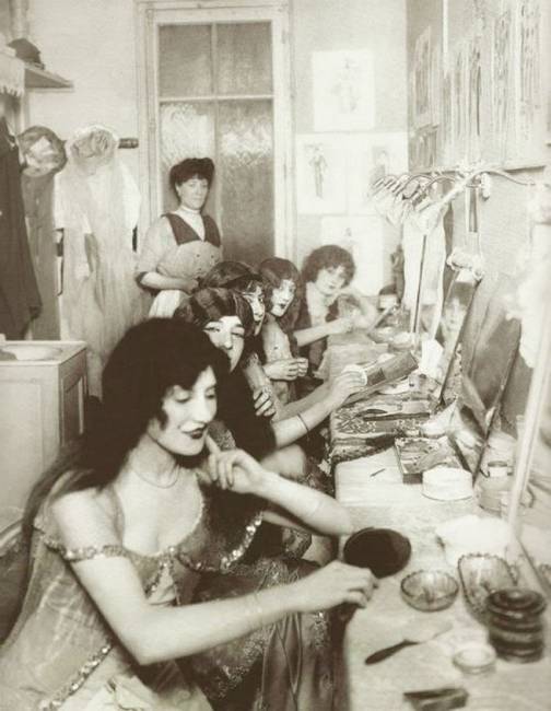 A világhírű Moulin Rouge öltözője, 1924-ben.