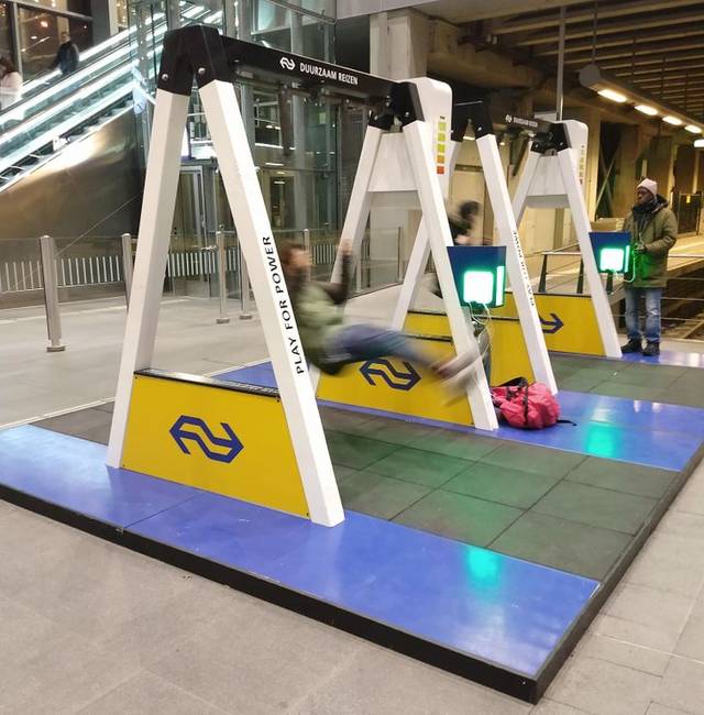 Ezen a hollandiai metróállomáson van egy hinta, amivel energiát lehet termelni és telefont tölteni.