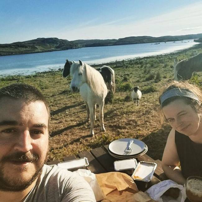 „Piknikeztünk egyet vidéken az új családunkkal."