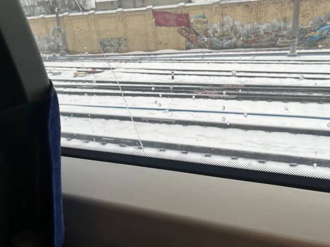 Miért vannak ezek a fekete pontok a személygépkocsik, vonatok és buszok ablakainak szélén?