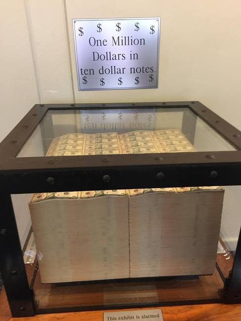 Egy millió dollár, 10 dolláros bankjegyekben.