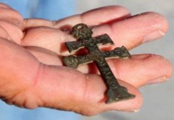 17. századi spanyol kettős kereszt, (Caravaca-kereszt) amit Florida partjainál mosott partra a víz.