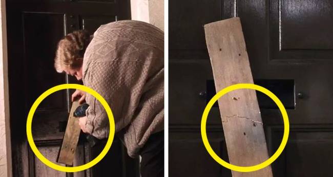 A felfúrt léc a következő jelenetben megváltoztatja a helyét és megreped.