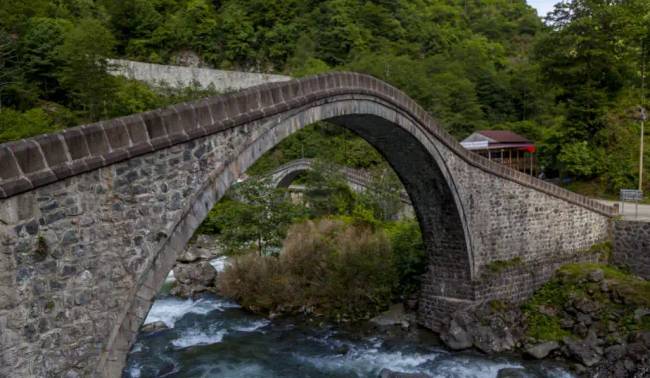 Az ilyen hidakról beszélek.