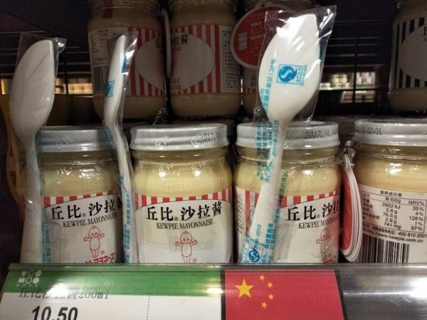 A japán majonézt kanállal árulják, mert sokan útközben eszik meg őket, mint mondjuk egy joghurtot.