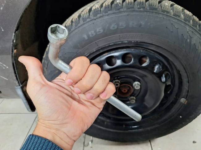 A titok az autókhoz adott gyári kerékkulcs mögött, amiről kevesen tudnak