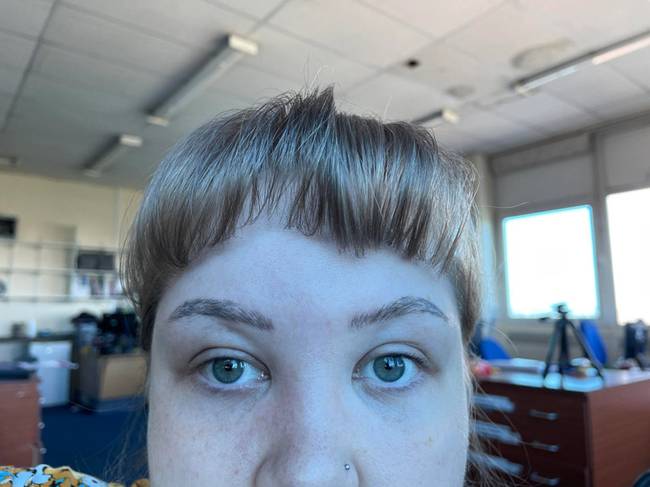 „Microblading szemöldököt csináltattam. Most, hogy teljesen meggyógyult, elmondhatom, egyáltalán nem tetszik az eredmény."