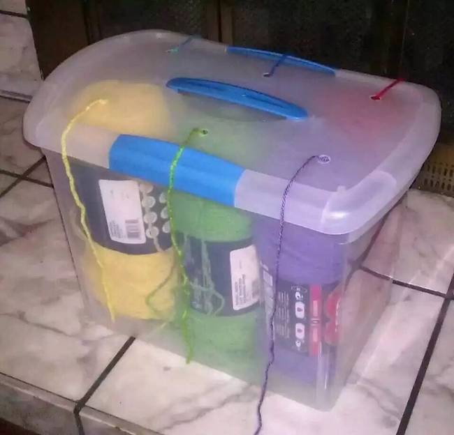 Bármelyik műanyag tárolóból készíthetünk ilyen kreatív fonaltartót.