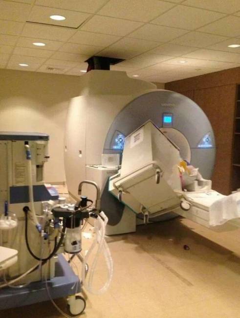 Valaki elfelejtette, hogy az MRI-ben az "M" a mágnesességet jelenti.