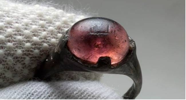 Történelmi jelentőségű 9. századi viking gyűrű, melybe iszlám feliratot véstek. Az ezüstgyűrű színezett üvegébe khufi írásmóddal Allah nevét vésték.