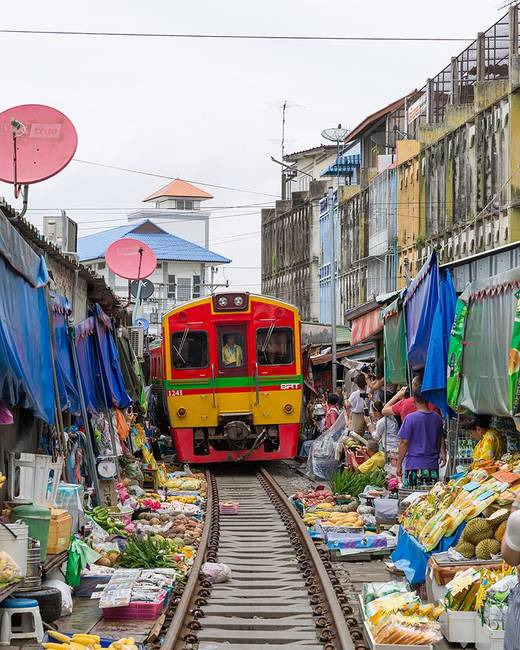 A thaiföldi Bangkokban található Maeklong piac különlegessége, hogy egy forgalmas vasútvonal szeli ketté, így az árusoknak minden szerelvény érkezésekor "össze kell húzniuk" magukat.
