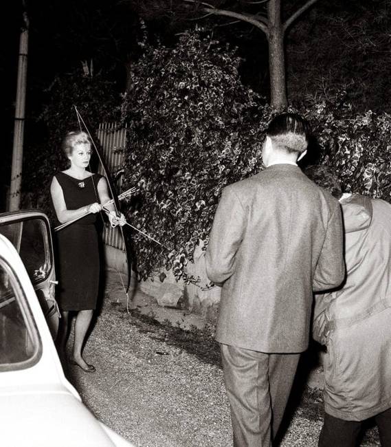 Anita Ekberg színésznő íjjal és nyilakkal védekezett.