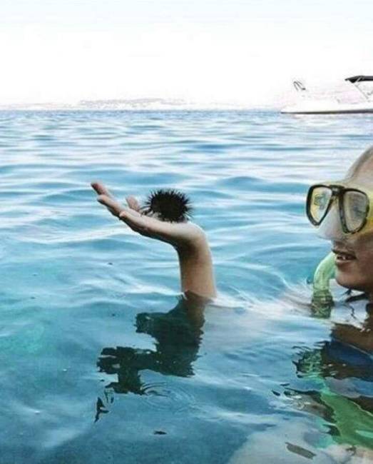 Neem, ez a fickó nem készül épp a vízbe ugrani. És nem is egy fickó.
