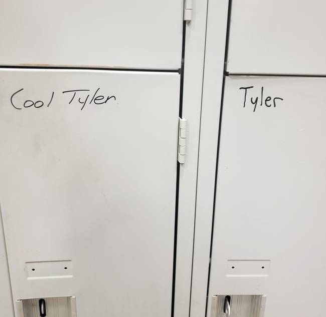 „Nemrég kezdtem az új munkahelyen, ahol van még egy Tyler nevű alkalmazott. Valahogy meg kellett különböztetni a szekrényeinket, úgyhogy...” (felirat: Menő Tyler)