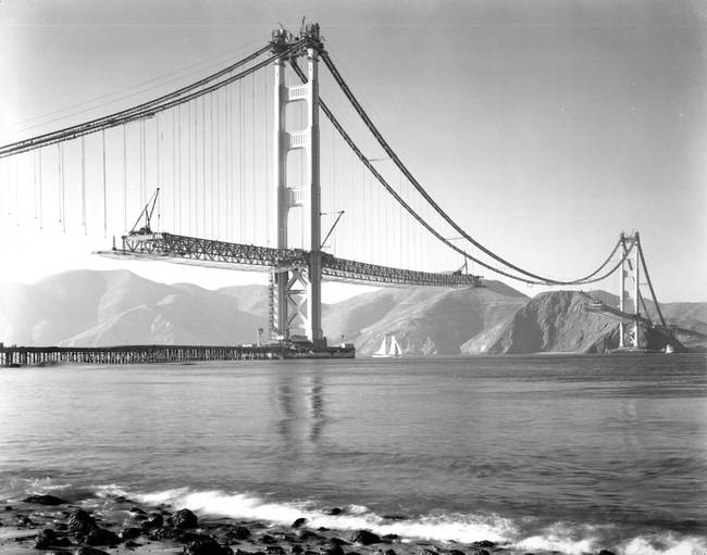 A Golden Gate híd építés közben, 1937-ben.