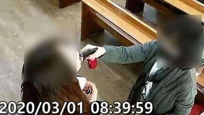 Egy dél-koreai egyházban sós vizet permeteztek a hívők szájába, hogy ezzel megakadályozzák a koronavírust. 46 ember fertőződött meg a vírussal, mivel ugyanazt a fúvókát tették a szájukba.