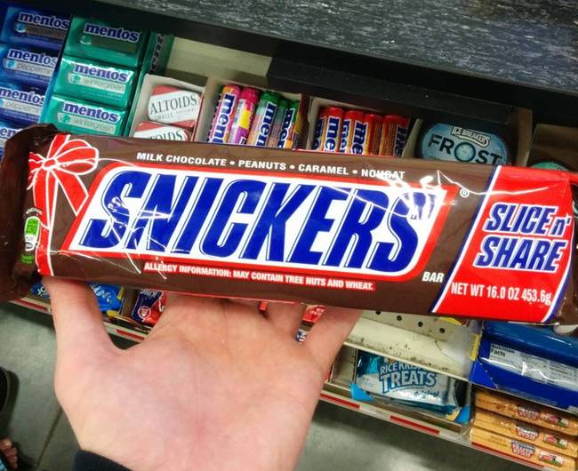 Így néz ki egy közel fél kilós Snickers szelet.