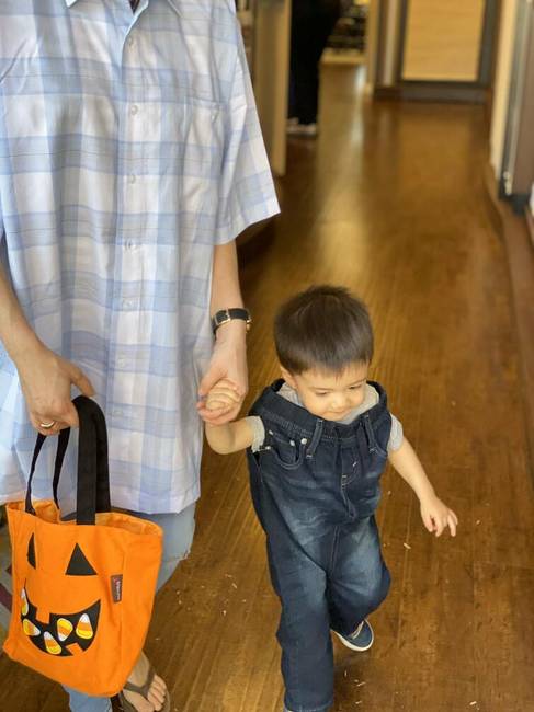 „Nem tudom, honnan jött az ötlet, de a gyermekem a saját maga nadrágjának akart öltözni halloweenkor."