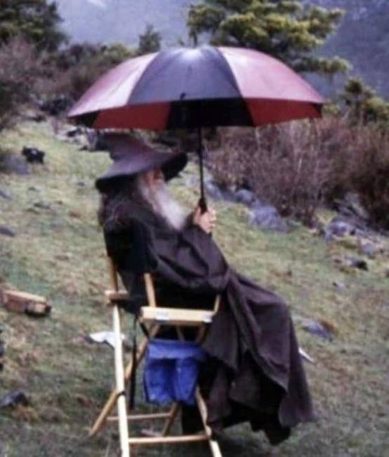 Végezetül pedig: Gandalf folytatja a lazázást.