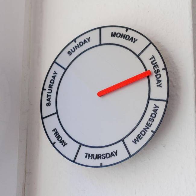 „Terveztem egy órát, ami a hét napjait jelzi."