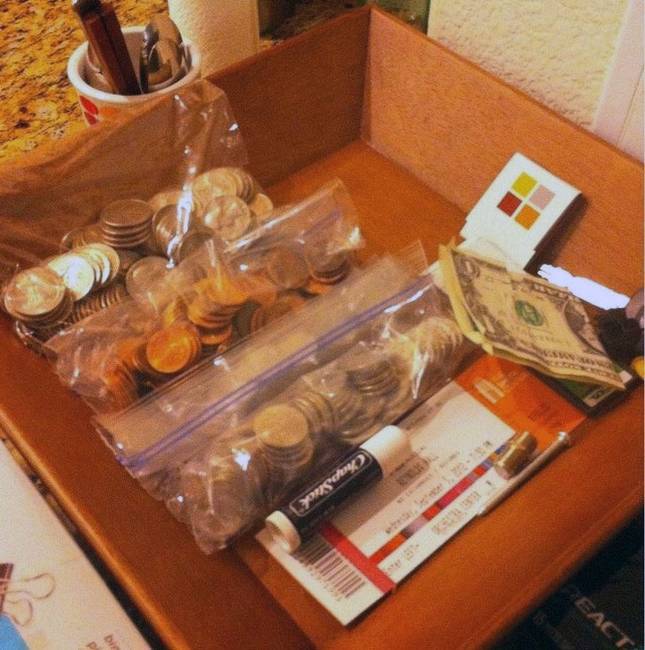 „Azt hiszem, hogy egy 32 éves gyermek vagyok anyám szemében. Mielőtt meglátogatott, 2 napig takarítottam, de miközben dolgoztam, ő újra takarított, és ezeket szedte ki az ágyak/bútorok alól.”
