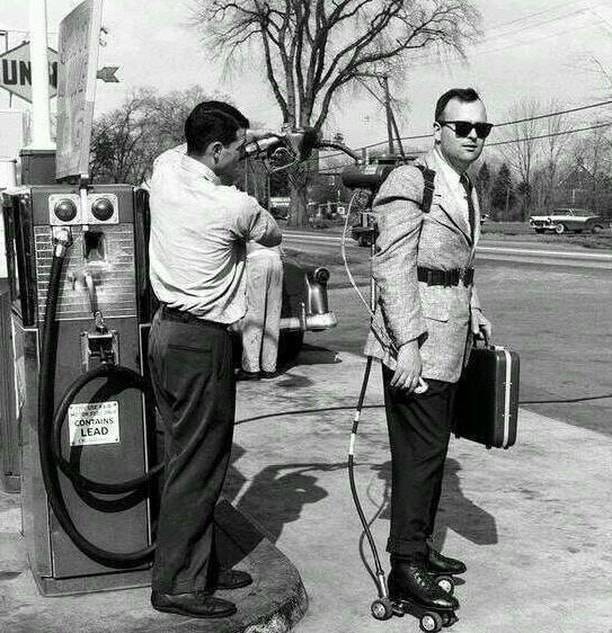 Motoros görkorcsolyával házaló árus, 1961-ben, Connecticutban.