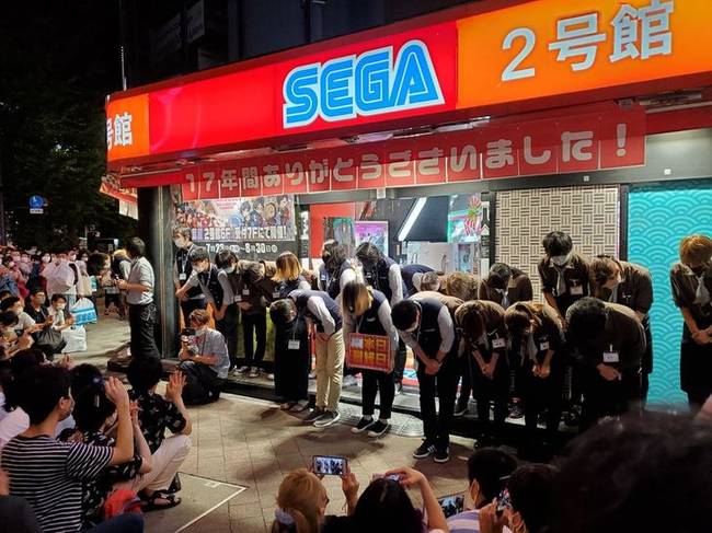 A japán Akihabarában található Sega üzlet 17 év működés után bezárt. Az alkalmazottak így mondtak köszönetet a törzsvásárlóiknak.