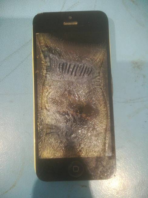 „Az ügyfél telefonja nem töltött rendesen, és elmondása szerint az akkumulátor gyanúsan hideg volt, ezért úgy döntött, hogy megmikrózza."