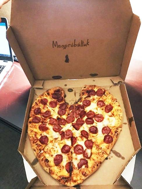 „Szív alakú pizzát rendeltem az évfordulónkra, ezt hozta házhoz a futár...”