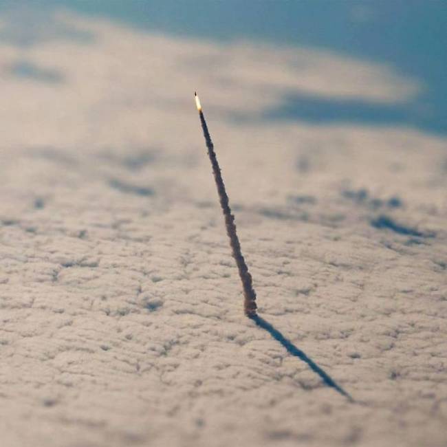 Egy NASA által készült felvétel, melyen a Space Shuttle űrsikló látható, amint épp elhagyja a Föld légkörét.