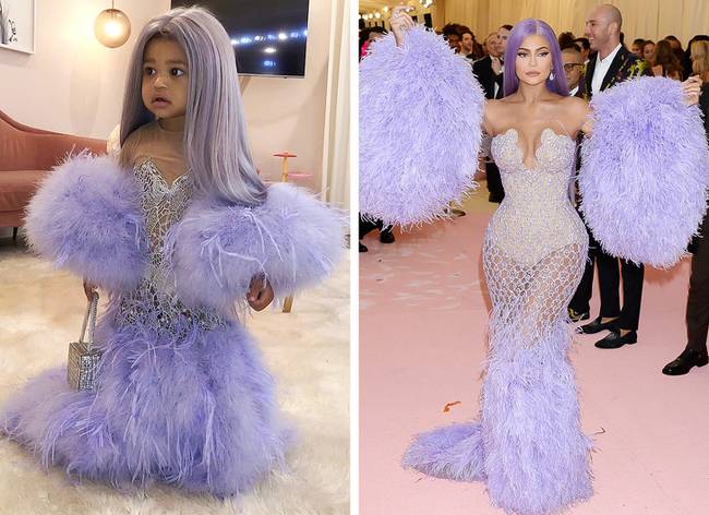 Kylie Jenner lánya a saját anyjának öltözött. (*javítva)