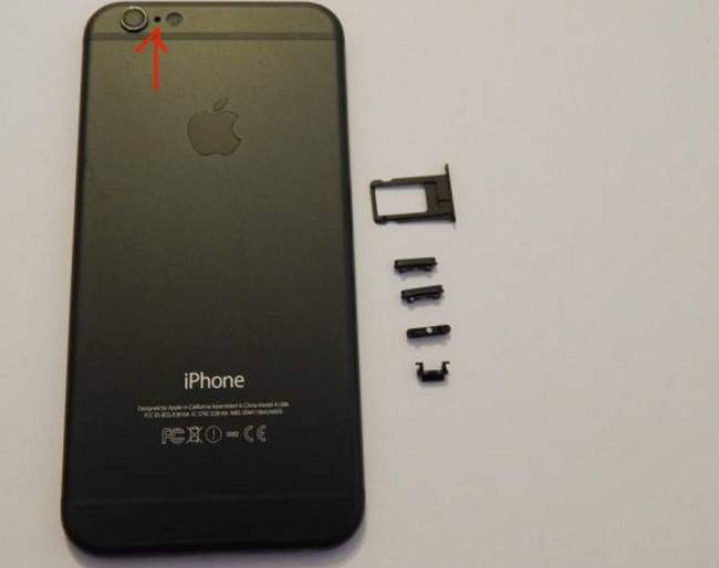 Apró lyuk az iPhone telefonok hátsó kamerája mellett
