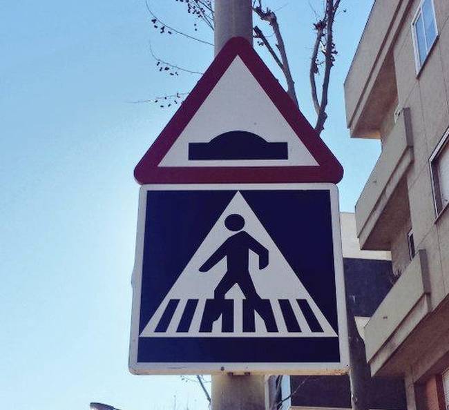 Ez a két tábla egymás fölött épp úgy néz ki, mintha egy UFO rabolná el a zebrán sétáló emberkét.