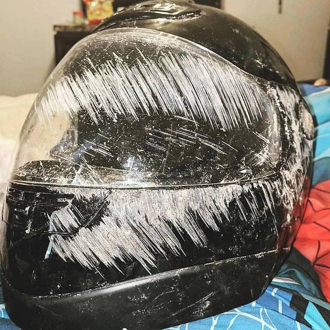 A motoros feje kapta volna ezt a sérülést, ha nem visel bukósisakot a baleset idején.